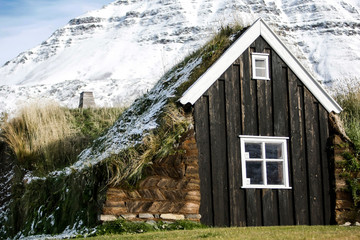 Maisons traditionnelles islandaise avec toit en herbe