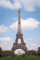 Fototapeta na wymiar Tour Eiffel avec des nuages 2