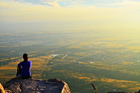 Mujer haciendo ejercicio descansando despues de cubir una monta&ntilde;a
