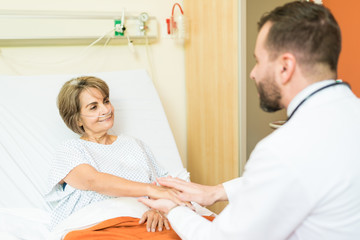 Obraz premium Elderly Patient Has Trust On Doctor In Hospital