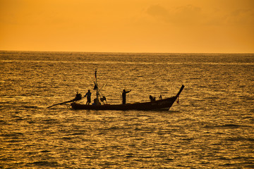 Fischerboot bei Sonnenuntergang