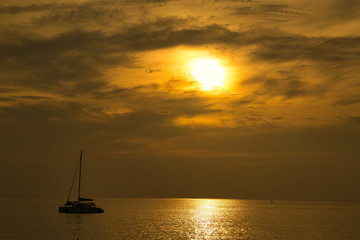 Fototapeta na wymiar Sonnenuntergang am Surin Beach auf Phuket