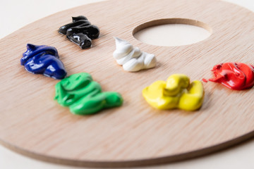 Palette aus Holz mit bunter Farbe