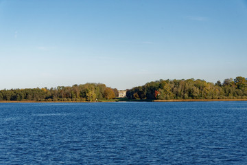 Blick über den Chiemsee zur Insel Herrenchiemsee mit dem Schloss im Hintergrund