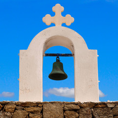 Obraz premium Great bell tower of a chapel on the island of Mykonos (Greece) in the Cyclades in the heart of the Aegean Sea