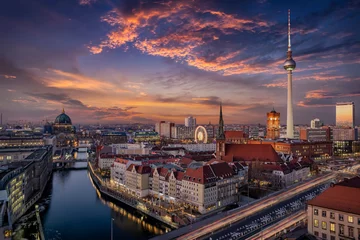 Foto op Plexiglas Berlijn Panorama van de skyline van Berlijn, Duitsland, bij zonsondergang met de rivier de Spree, de kathedraal van Berlijn en de Alexanderplatz