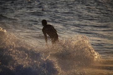 Surfero escapando de la ola 