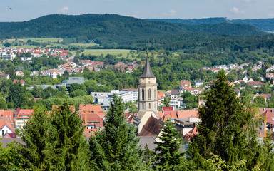 Fototapeta premium Ausblick auf die Stadtkirche der Kreisstadt Balingen auf der Schwäbischen Alb