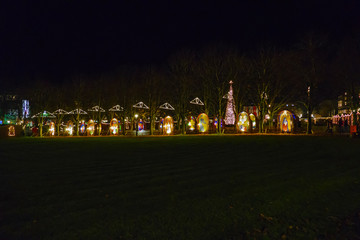 Fototapeta na wymiar Weihnachtsmarkt Baden-Baden mit einer Allee aus bunten, leuchtenden Glasfenster