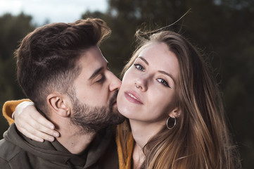 Obraz premium Young couple in love in the countryside