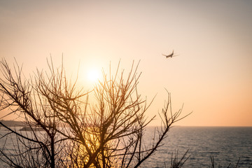Obraz premium Sunset in Crete, Greece amid a landing plane at Iraklion airport