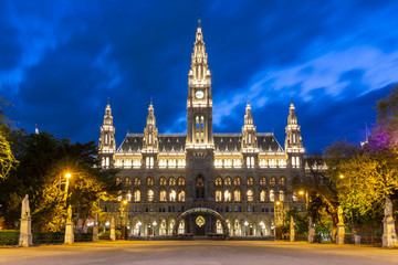 Fototapeta na wymiar Vienna City hall (Rathaus) at night, Austria
