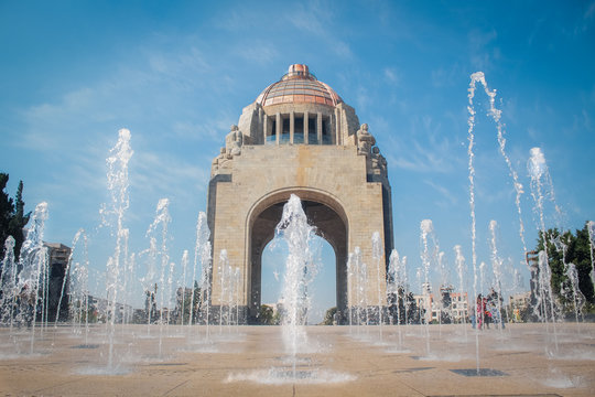 Revoluci&oacute;n de Agua - Monumento a la Revoluci&oacute;n