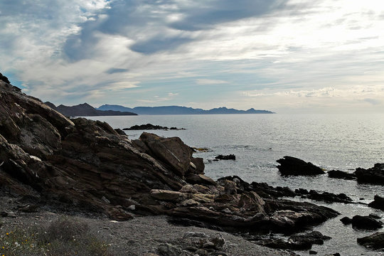 felsenklippen an der k&uuml;ste bei almeria