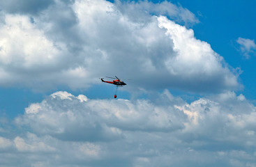 feuerlöschender hubschrauber mit wasserladung © Stylecore