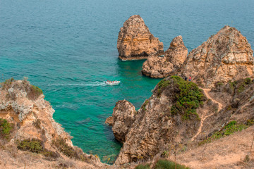 Falésias na costa sul do Algarve em Portugal
