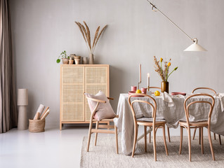 Schön und festlich gedeckter Tisch in modernem skandinavischen Stil