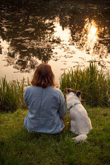 Dziewczyna z psem nad jeziorem