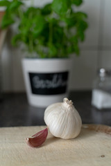 Knoblauch, Basilikum und Salz stehen zum Kochen bereit (Knoblauch im Fokus)