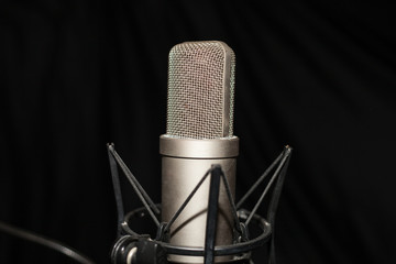 Microfono de estudio para grabaciones con araña y fondo negro