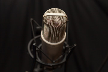 Micrófono en estudio de grabación y fondo negro