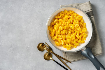 Top view of macaroni and cheese in frying pan