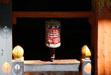Gebetsmühle in einem Kloster in Bhutan