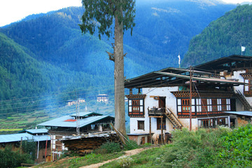 Königreich Bhutan Himalaya Bergdorf Dorf Paro traditionelle Architektur Haus Häuser Bauern...