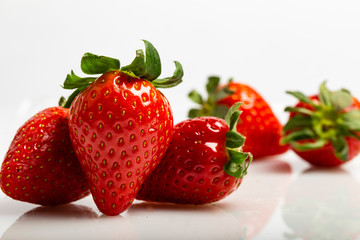 Gruppo di fragole su sfondo bianco