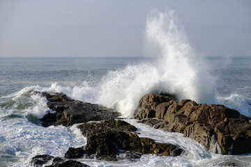 Schizzi di mare che si infrangono in uno scoglio