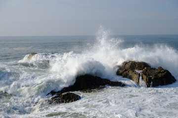 Schizzi di aqua tra le rocce e il porto