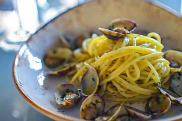 fresh bronze-drawn spaghetti and a sprinkling of parsley and Cilento oil in a luxury Italian restaurant - 309278992