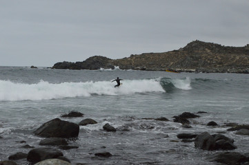 surfista en playa de totoralillo chile