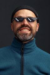 Obraz premium Portrait of a charismatic young man in a hat and glasses.