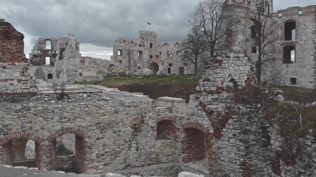 Przelot dronem nad zamkiem tenczyn, film, grudzień 2019