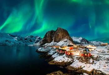 Badkamer foto achterwand Aurora borealis boven Hamnoy in Noorwegen © Piotr Krzeslak