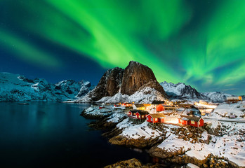 Aurora borealis boven Hamnoy in Noorwegen