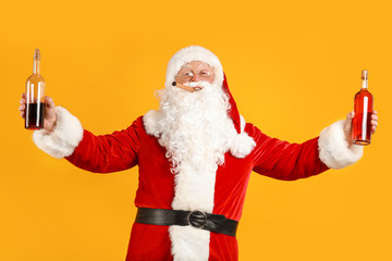Fototapeta na wymiar Funny drunk Santa Claus on color background