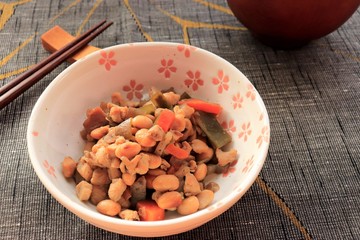 五目豆煮、大豆とこんにゃくとにんじんと昆布と鶏肉の煮物。