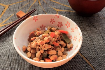 五目豆煮、大豆とこんにゃくとにんじんと昆布と鶏肉の煮物。