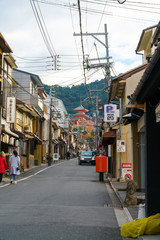 京都の街並みと三重塔