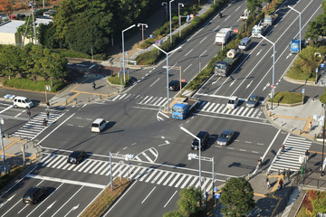 The 4 traffic lights in Japan, the city is very clean, the traffic is orderly.