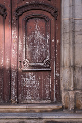 une vieille porte en bois abîmée