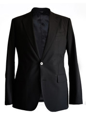 Schwarzes Sakko frontal auf der Kleiderpuppe vor weißem Hintergrund