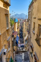 Poster Enge Gasse in der Altstadt von Neapel mit dem Vesuv im Hintergrund © elxeneize