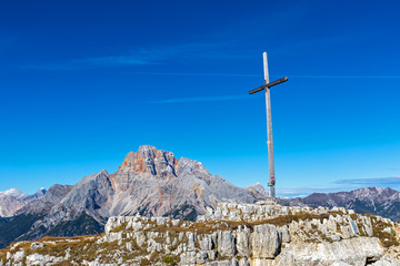 Fototapeta na wymiar Gipfelkreuz des Monte Piana, Dolomiten, 