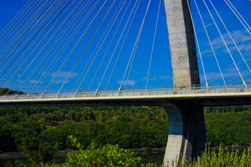 Obraz premium Oszałamiająco piękny most Terenez na półwysep Crozon. Finister. Bretania. Francja