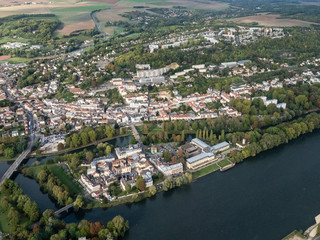 Obraz premium vue aérienne de la ville de Meulan dans les Yvelines en France