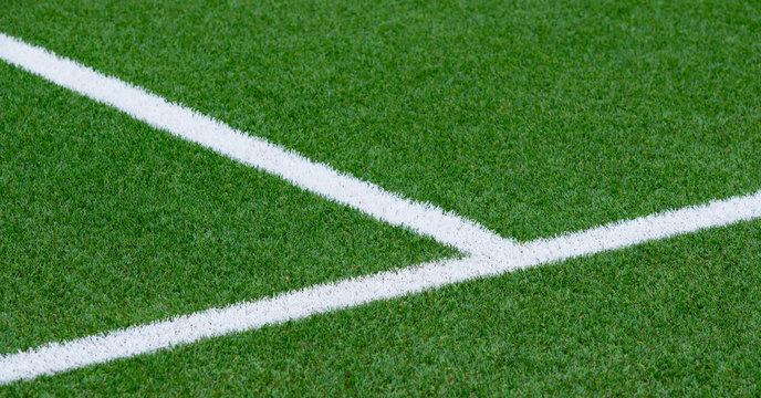 Fu&szlig;ballfeld Kunstrasen mit wei&szlig;en Linien 