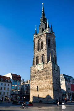 halle saale, deutschland - mittelalterlicher roter turm auf dem marktplatz